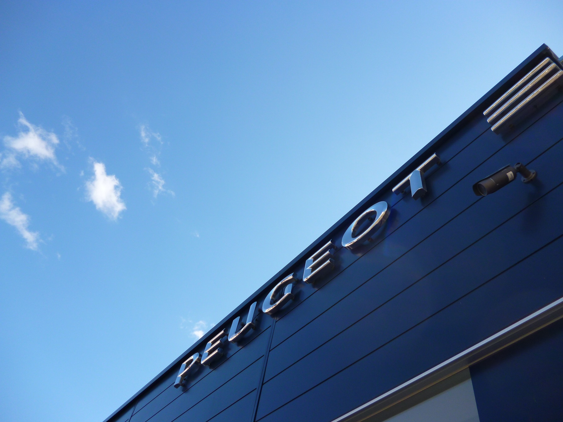 お盆も営業してますし BlueHDi ご試乗頂けますし