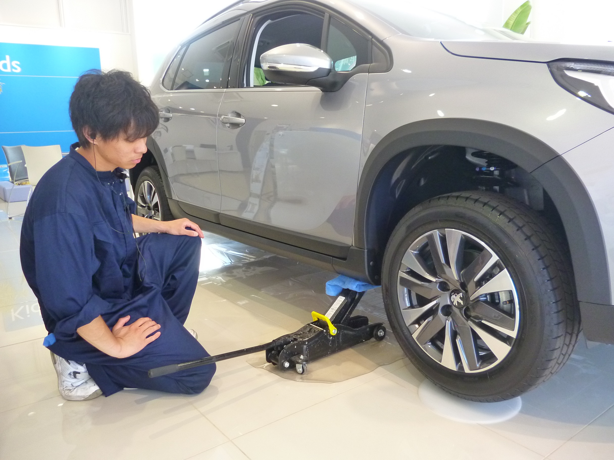 初めてのショールーム展示車の入替作業