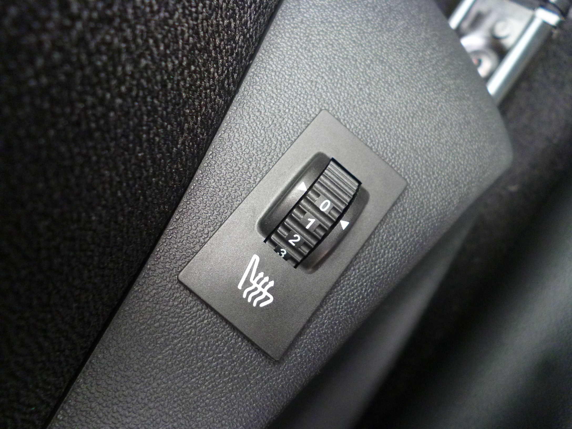 208にスペシャルな装備♪　限定120台、お早目に♪♪