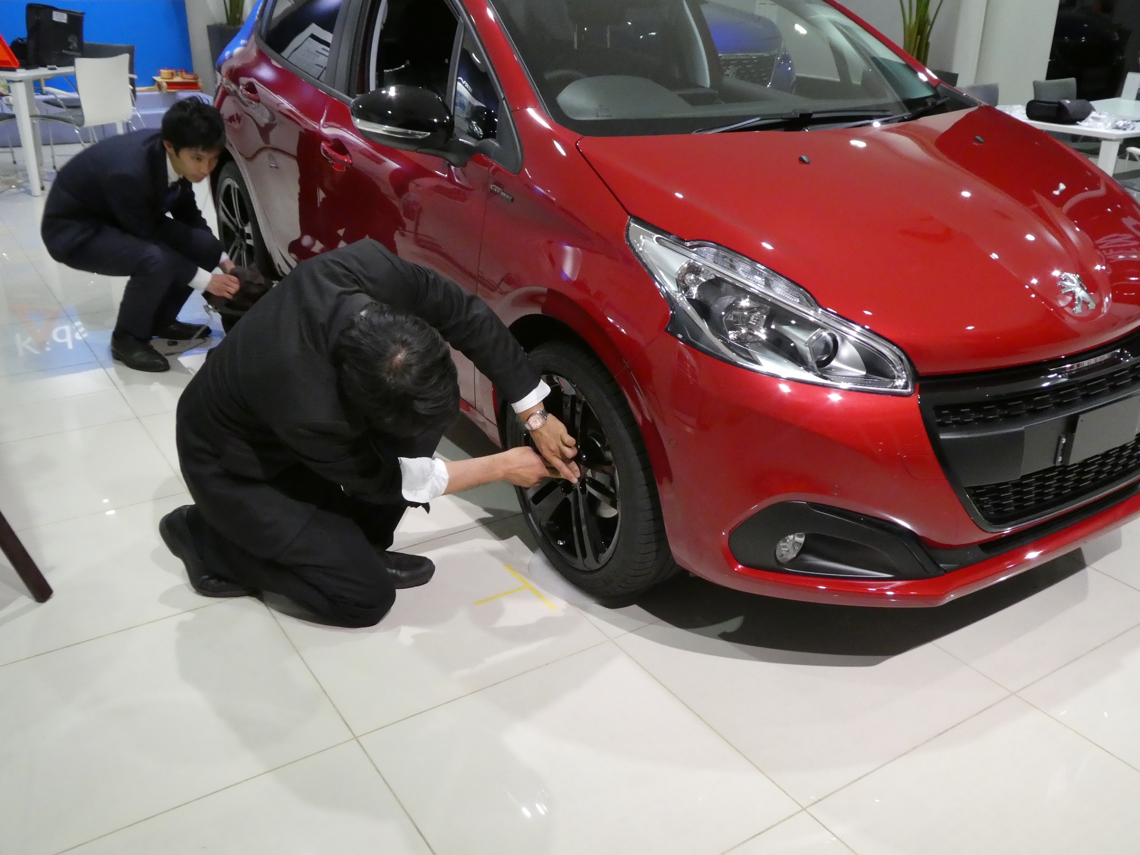 ショールーム展示車両入れ替え作業の、準備風景。