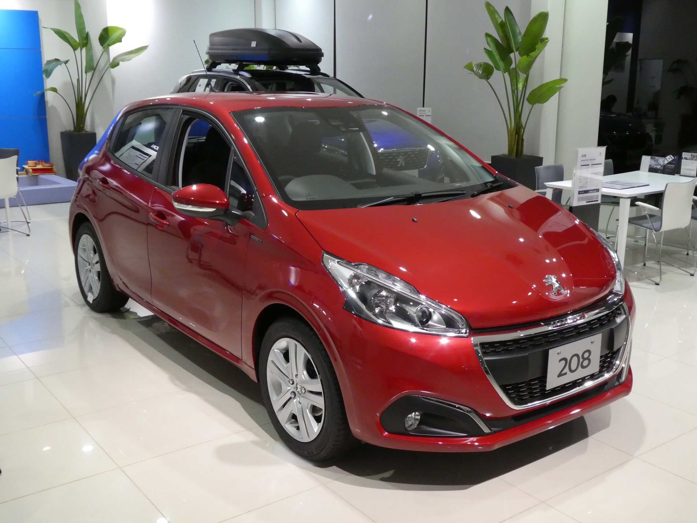 ショールーム展示車両入れ替え作業の、準備風景。