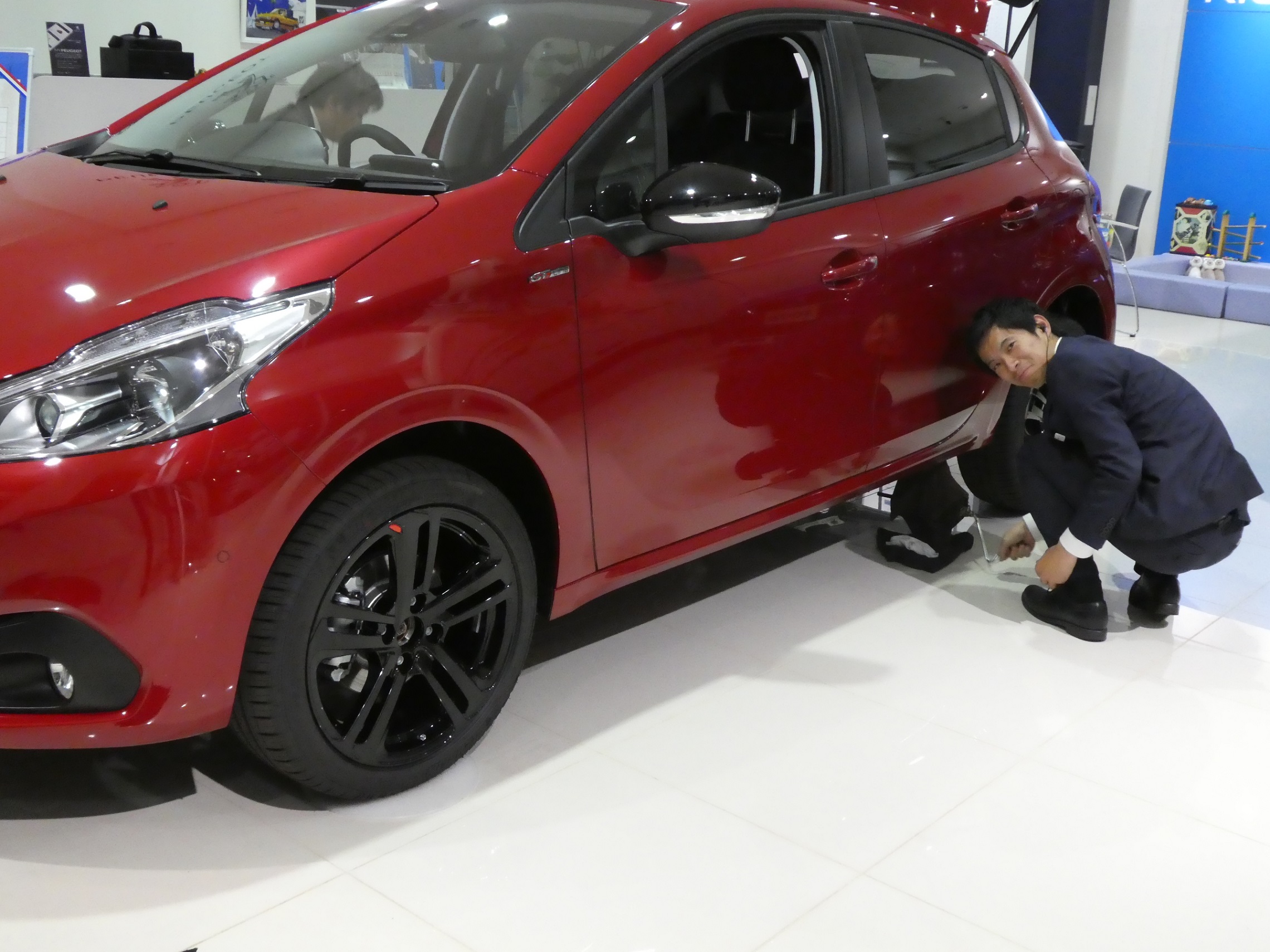 ショールーム展示車両入れ替え作業の、準備風景。