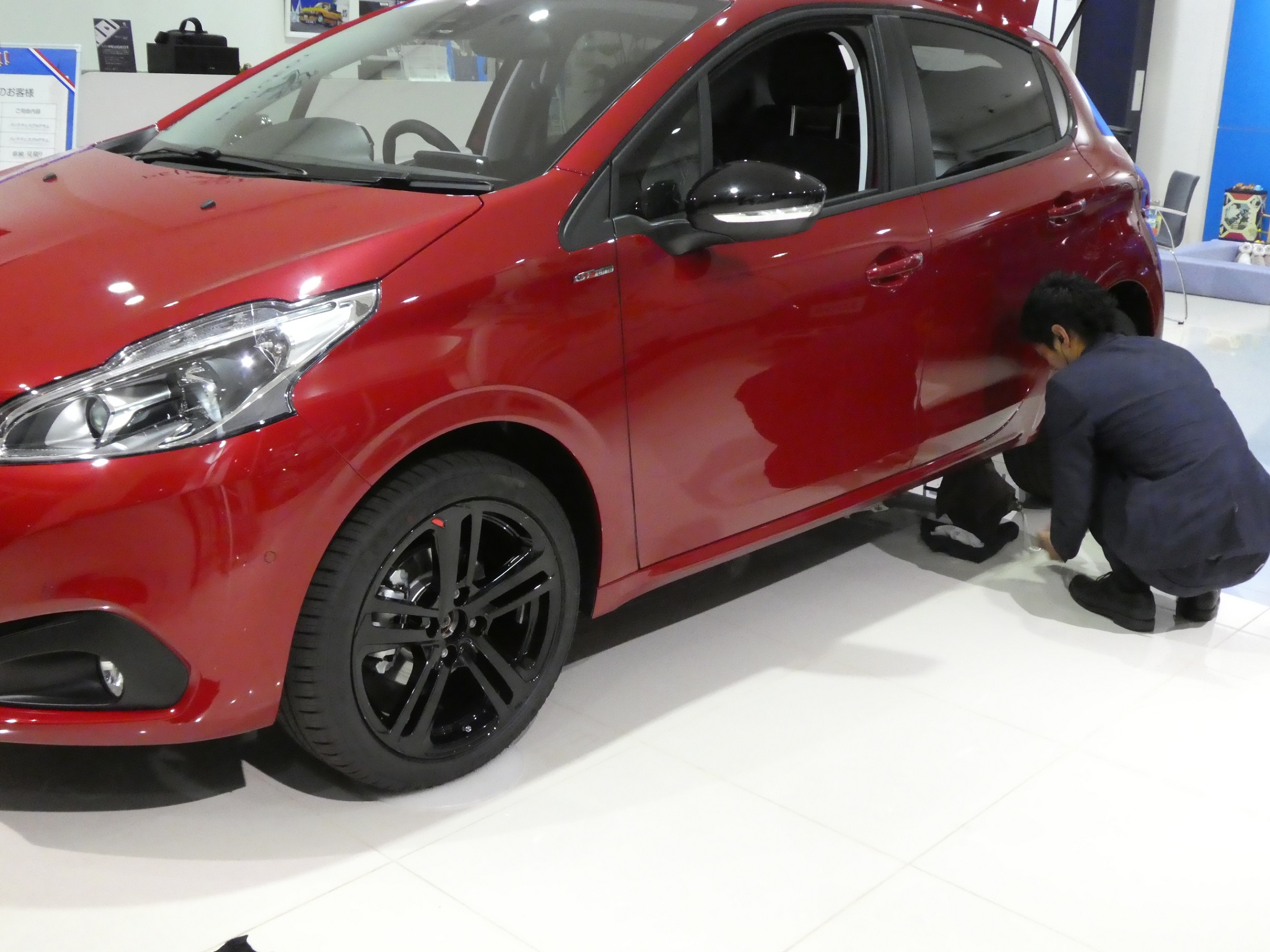 ショールーム展示車両入れ替え作業の、準備風景。
