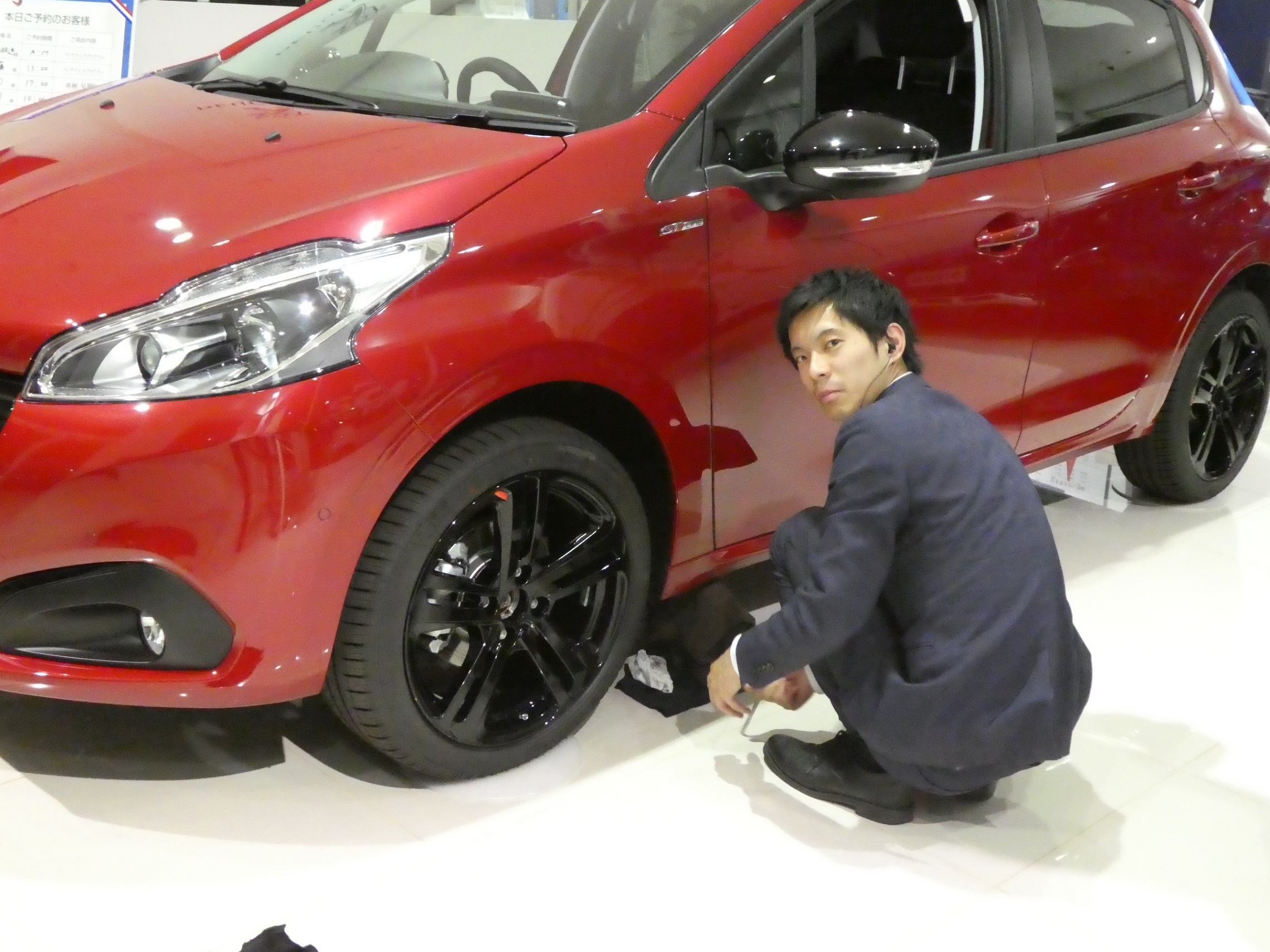 ショールーム展示車両入れ替え作業の、準備風景。