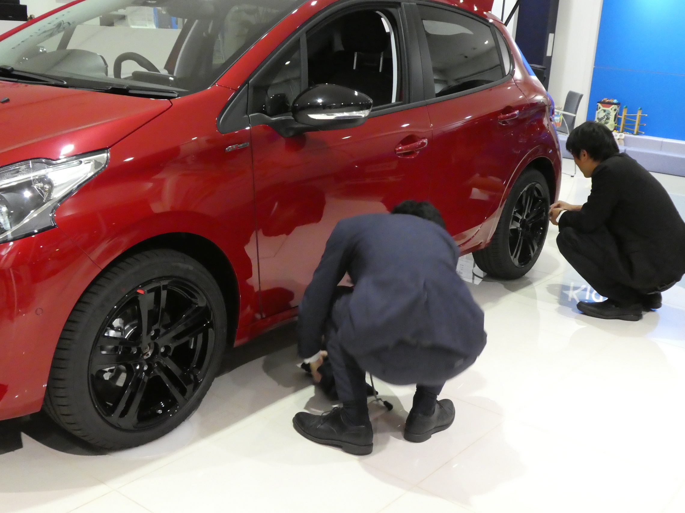 ショールーム展示車両入れ替え作業の、準備風景。