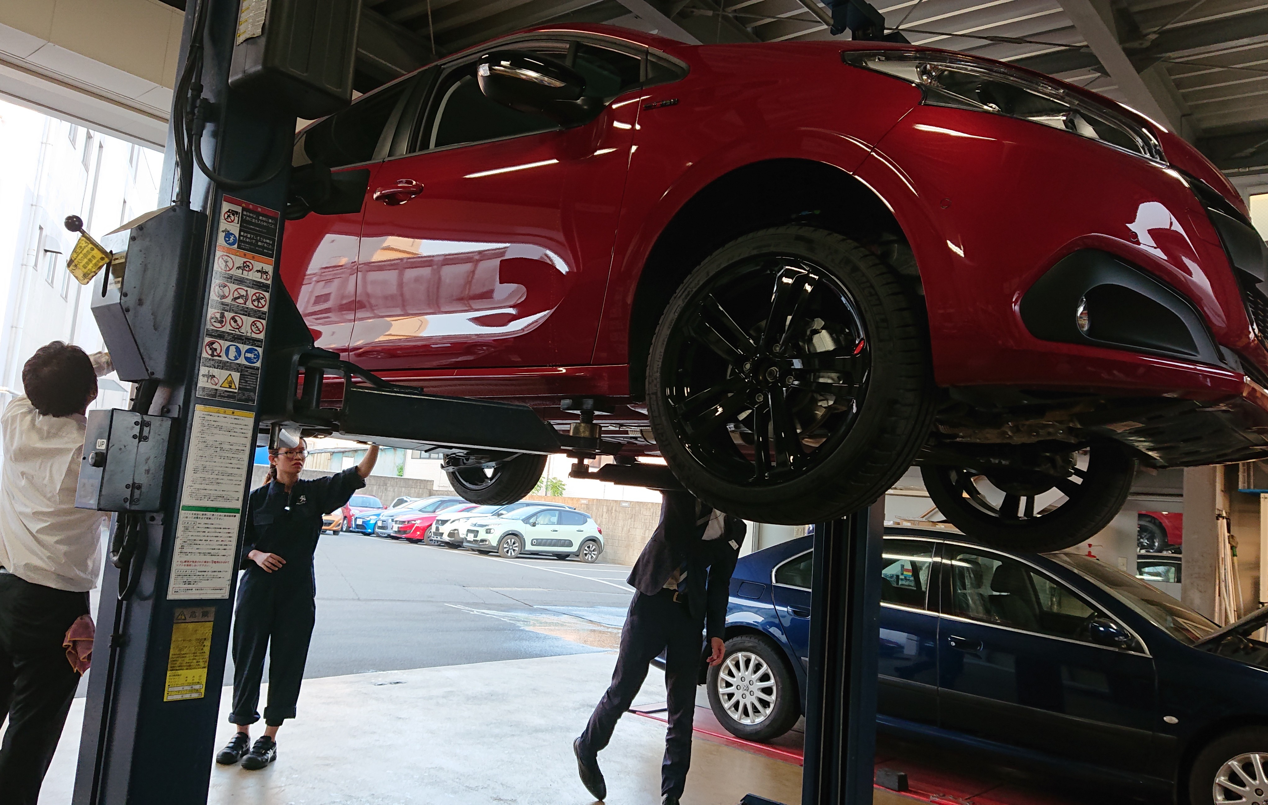 ショールーム展示車両入れ替え作業の、準備風景。