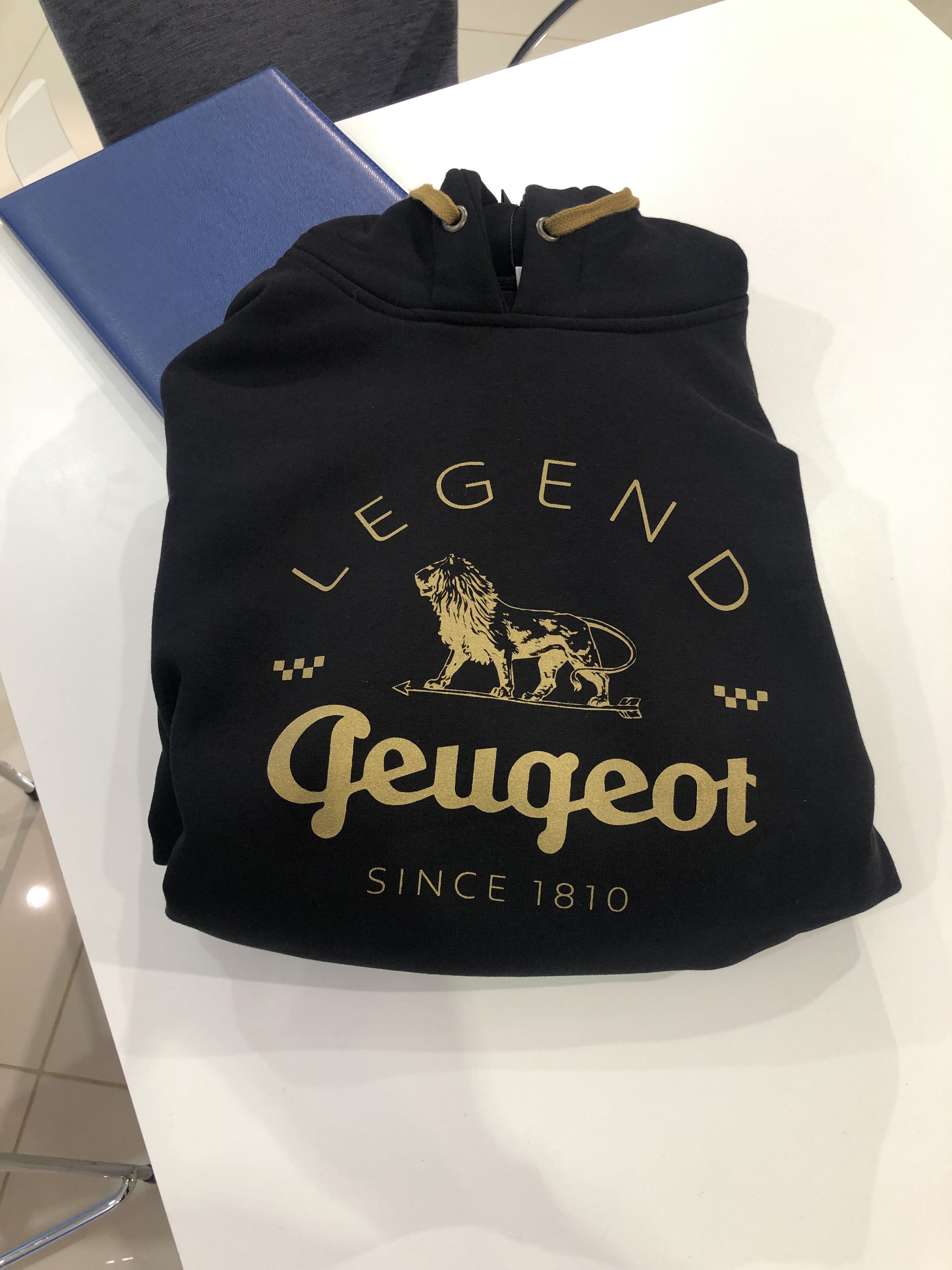 プジョーのパーカー買ってみました。