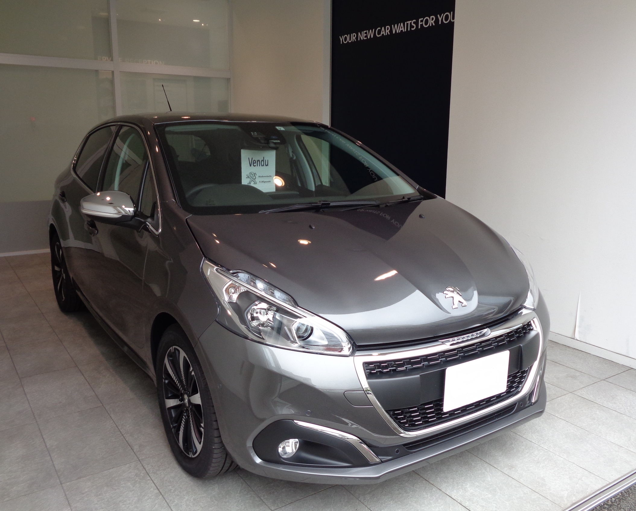 希少種！プラチナグレーの208、ご納車です。