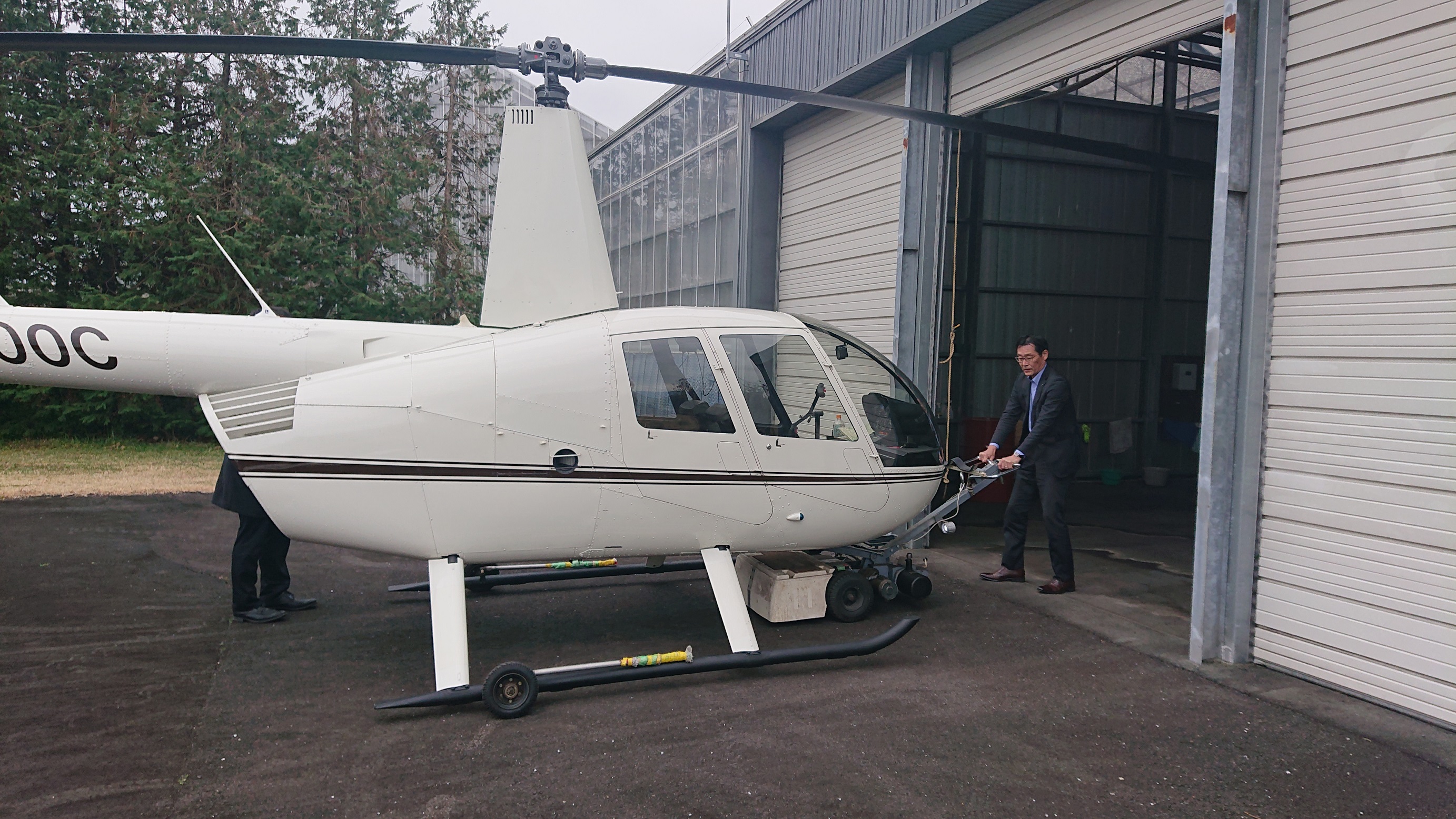 会議の帰りに、ちょいとヘリを操縦するオトコ達...。