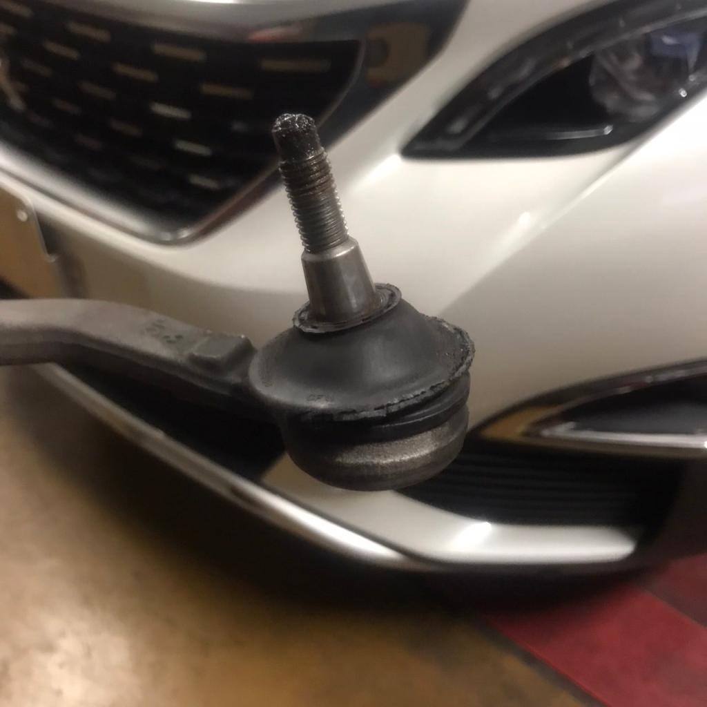 タイロッドエンドを交換します。