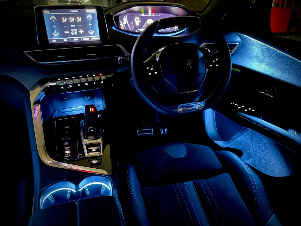 3008 GT BlueHDi　インテリア（夜間）💫