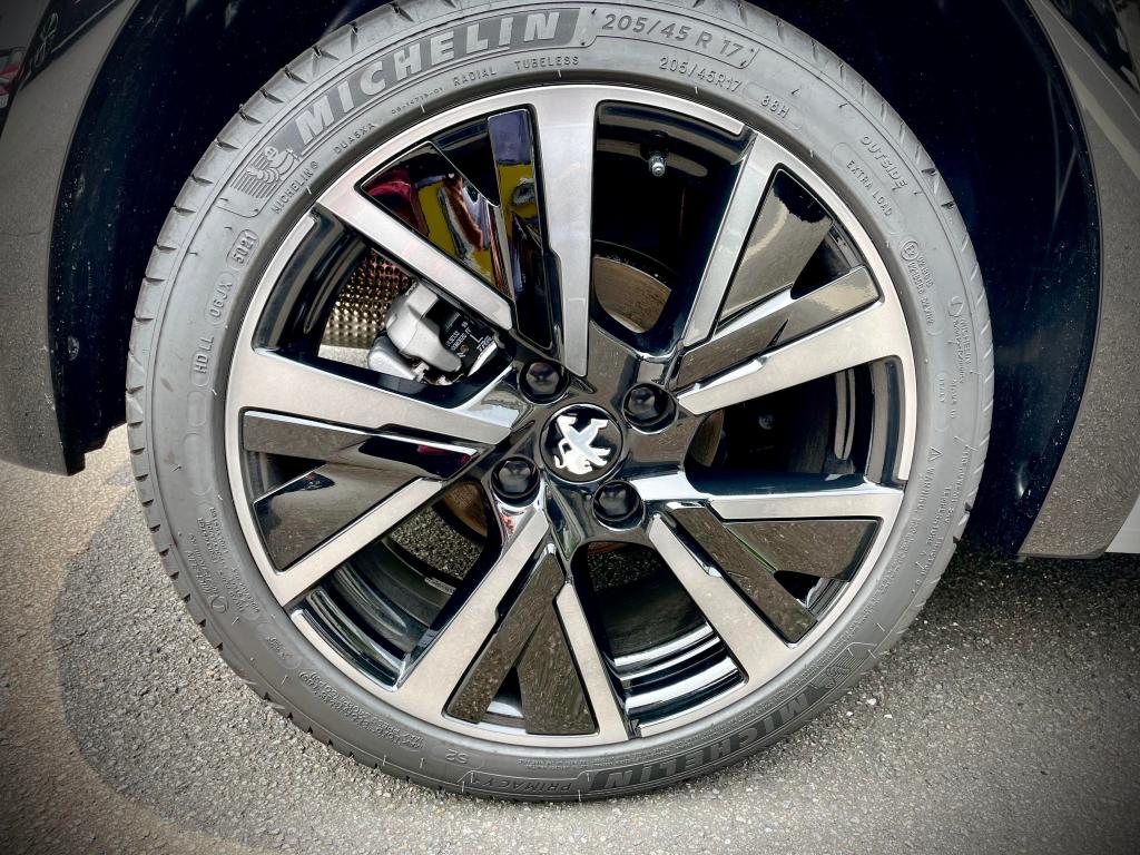 208 ガソリン車（GT)と電気自動車のホイールの違い（エクステリア）🚗