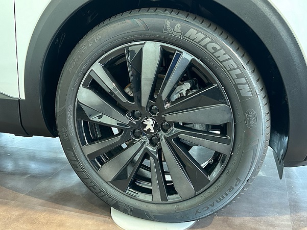 3008 GT BlueHDi Black Pack　ディーゼルファイナルバージョン展示中（エクステリア）