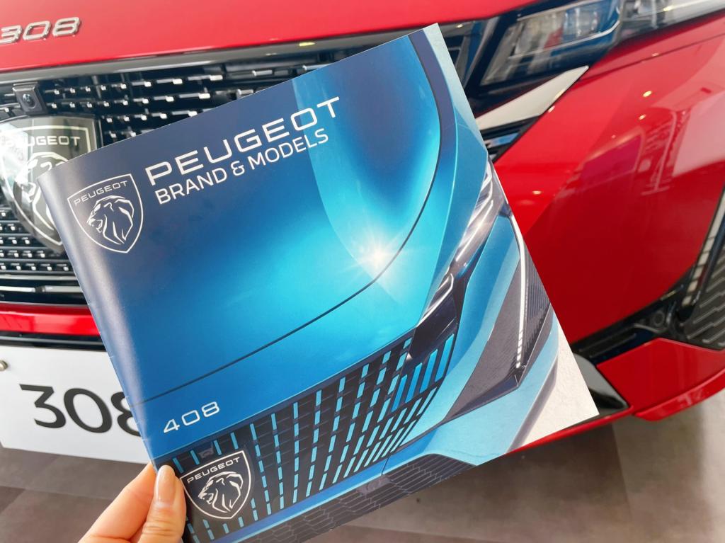 PEUGEOTフルラインカタログ配置しております☆彡